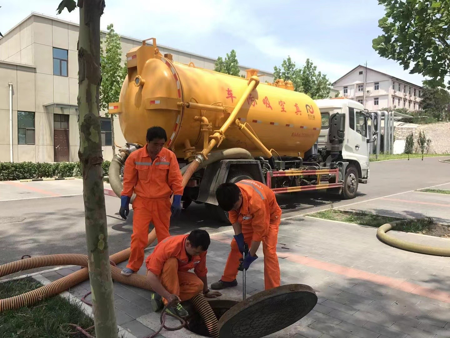 洮北管道疏通车停在窨井附近