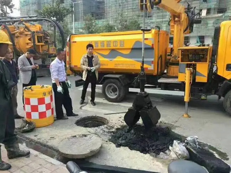 洮北街道：网格员化身“清道夫”，为民解忧疏通“堵心”化粪池